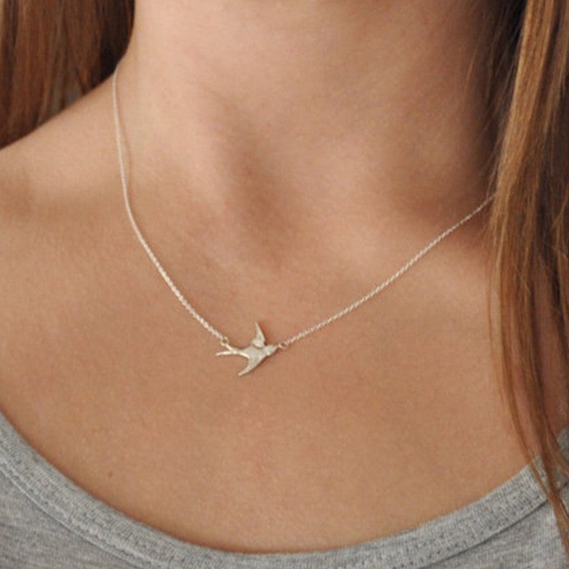 Alloy Bird Pendant Necklace Women Short Clavicle Chain